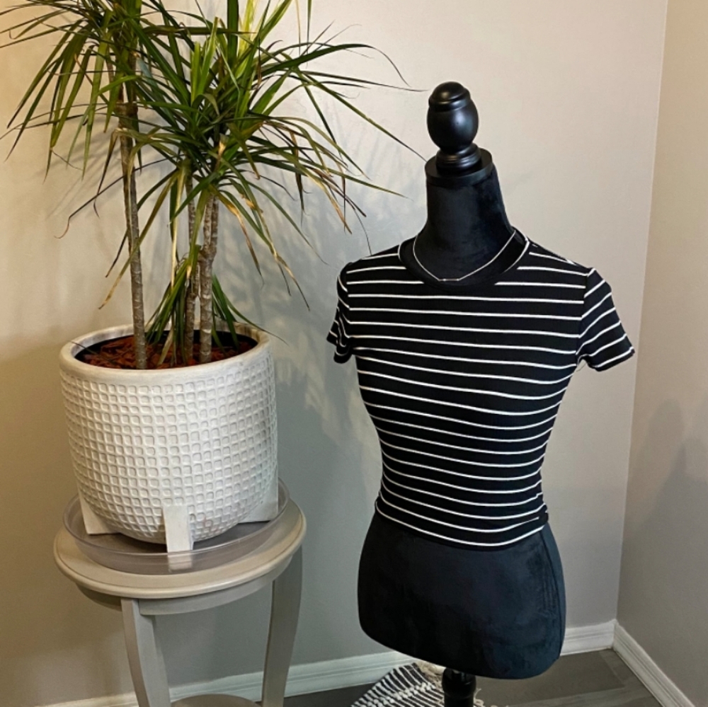 Popular 21 Short-Sleeved Black/White Striped Crop Top